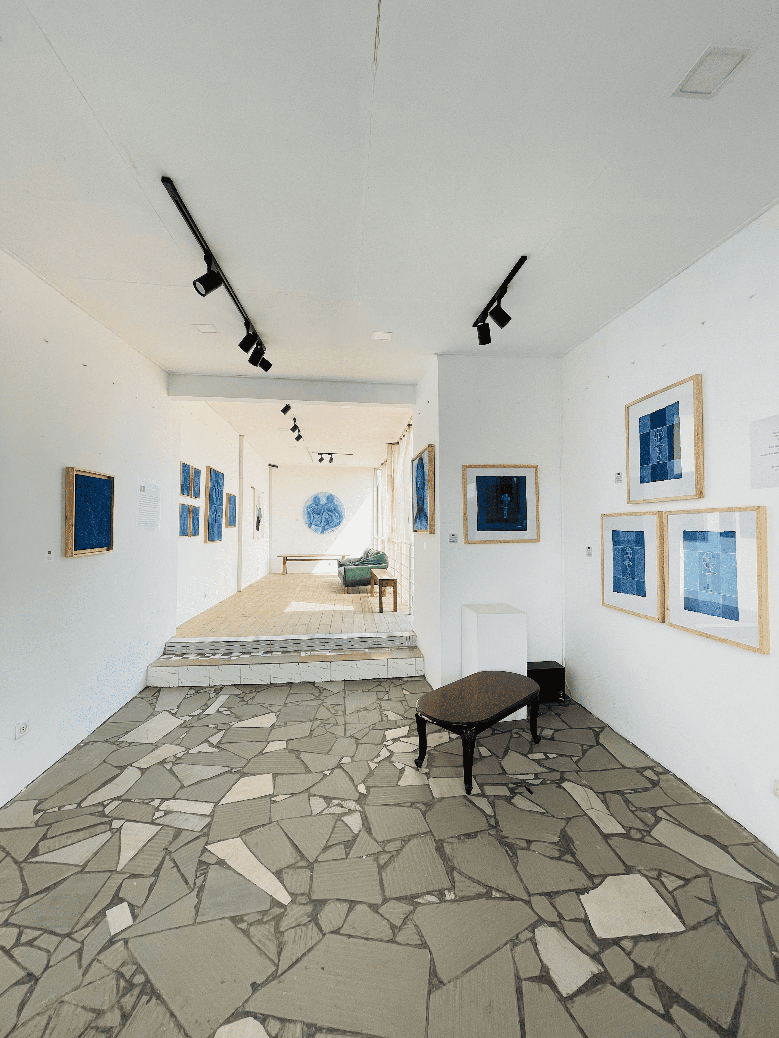 A Abidjan, Julie Laurenge présente l’exposition « Bleu(s) Laurenge : Berceau de l'Humanité 2020 – 2026 » à la Galerie Tetchi