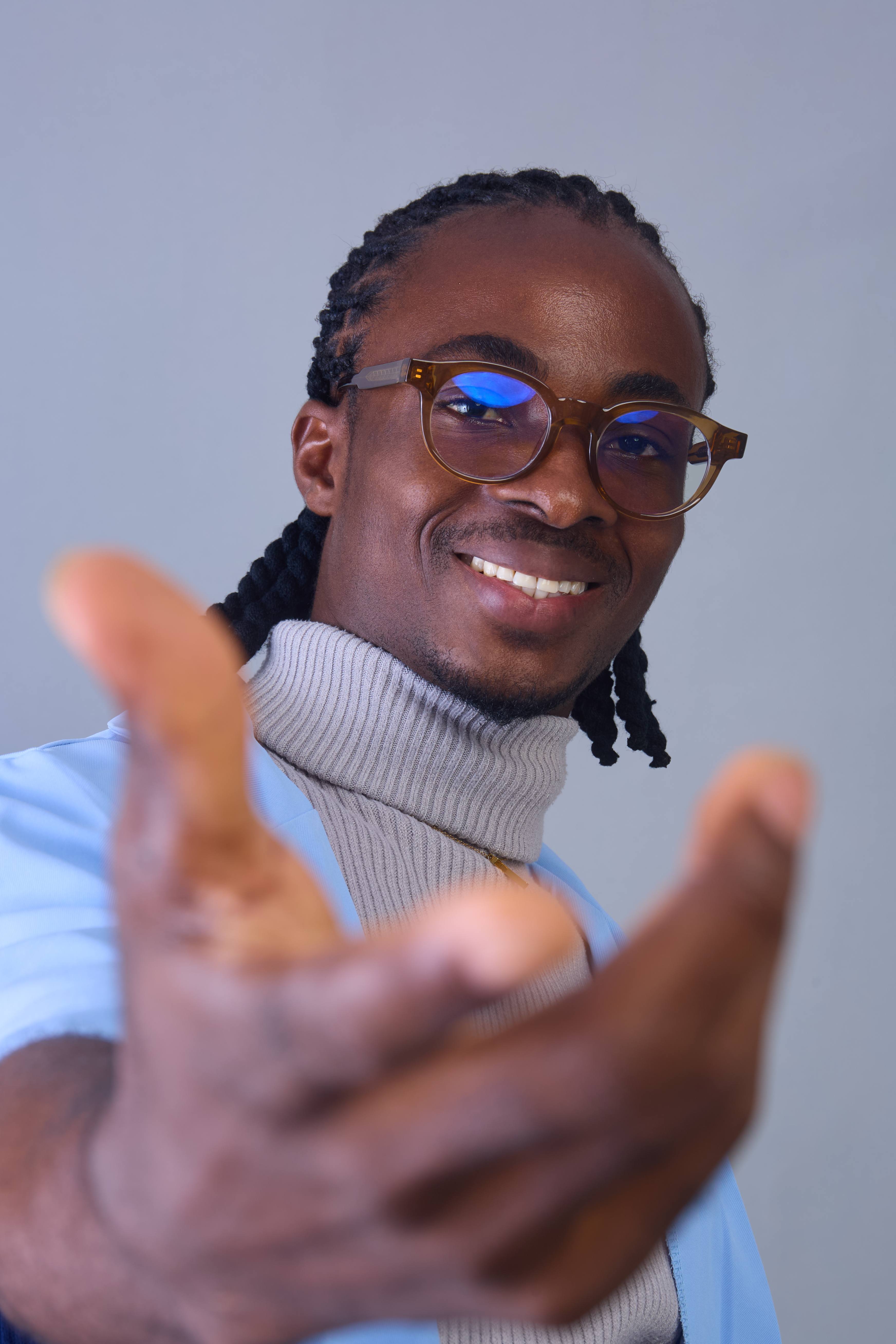 Avec l’Artiste Plasticien Ivoirien Bosson Koffi Franck Élisée, dit Sainté